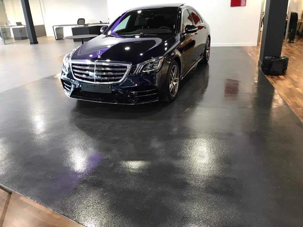Pavimento continuo cuarzo-color - coche Mercedes 1