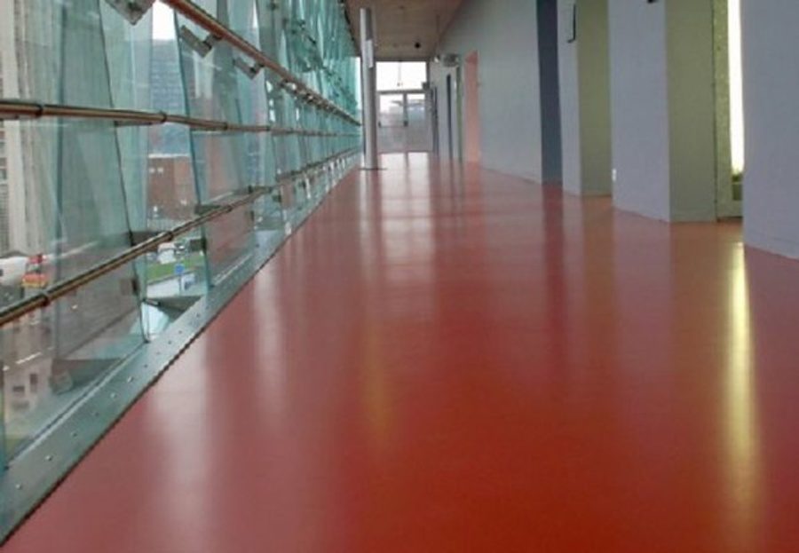 Conoce los pavimentos antideslizantes para naves industriales y parkings