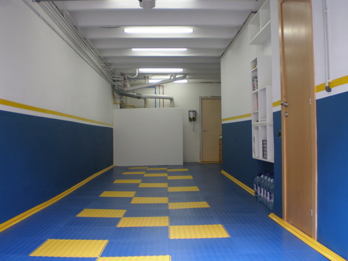 pavimento desmontable azul y amarillo