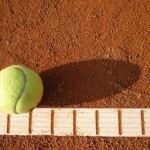 Pelota tenis en tierra batida