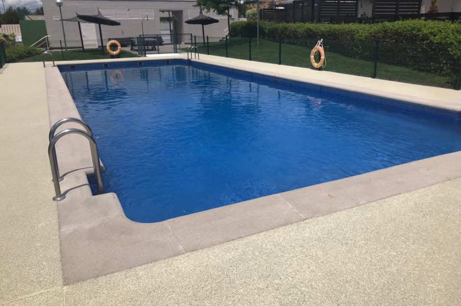Finalizada la instalación de una playa de piscina en la urbanización Las Villas de Madrid