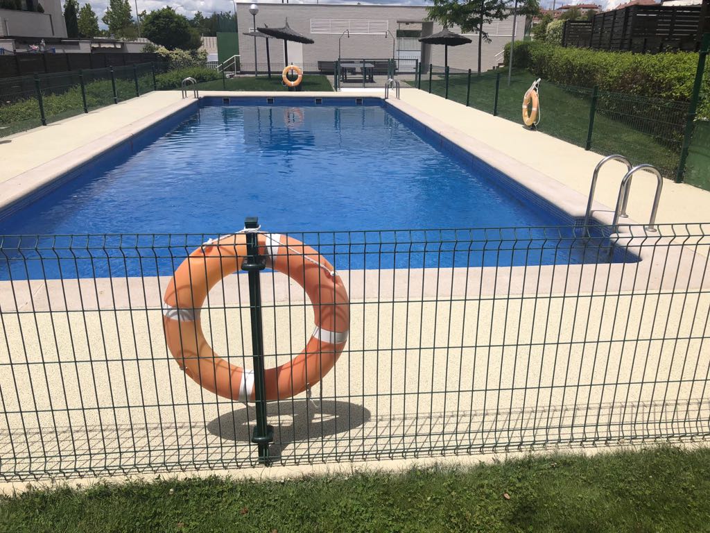 Playa de piscina en Las Villas de Madrid - 2