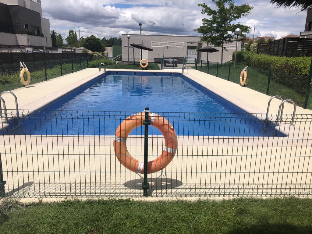 Playa de piscina en Las Villas de Madrid - 3