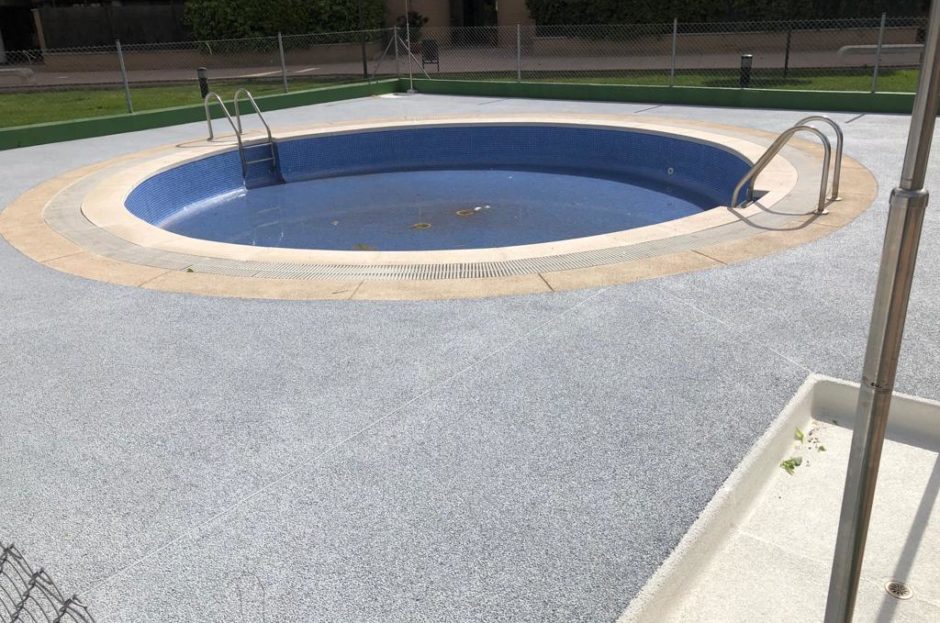 Construcción de una zona de playa de piscina