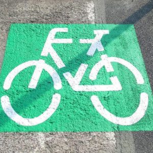 Logo carril bici en el suelo