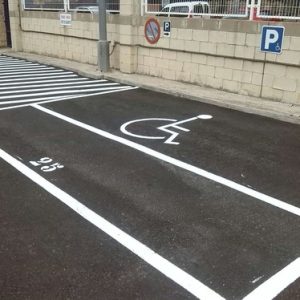 Señalización vial en asfalto - aparcamiento de minusválidos